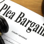 Apa Itu Plea Bargaining? Trik Hukum yang Sering Dipakai di Pengadilan